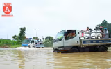 CSGT Hà Nội ứng trực hỗ trợ người dân di chuyển qua vùng ngập úng